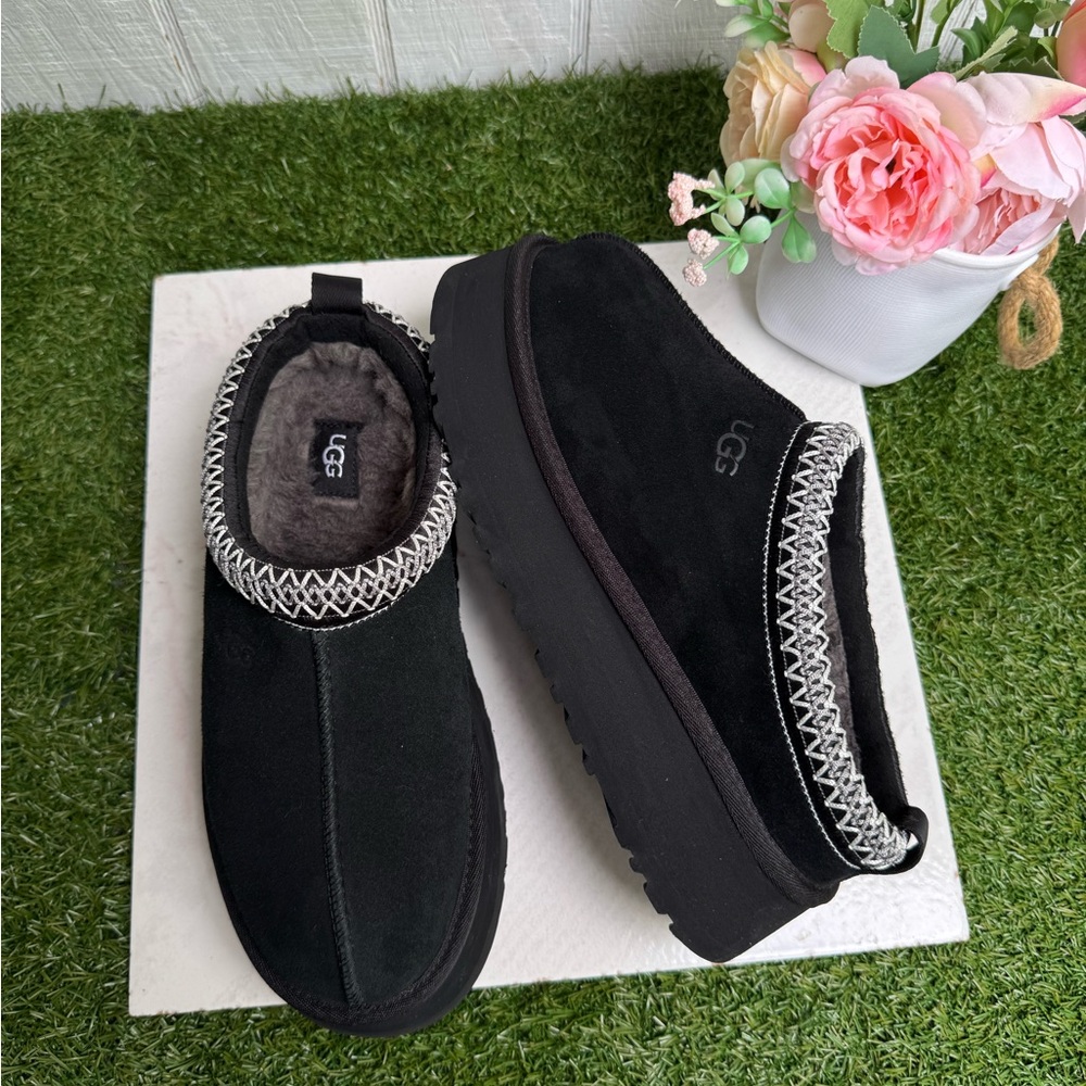 UGG Tazz women size 8
BestSeller/gently worn
Color. Black - Picture 5 of 16